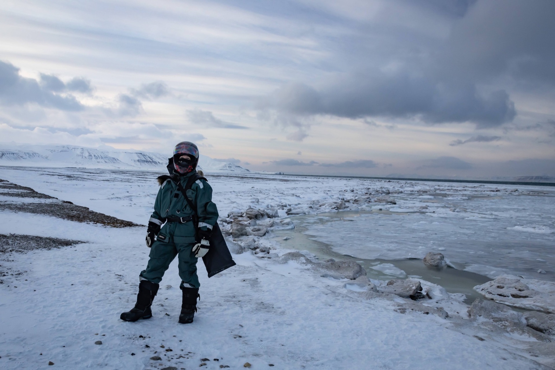 Przewodnik idący po lodzie morskim koło Longyearbyen, Svalbard